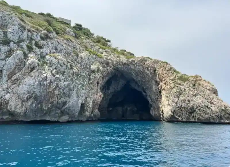 Höhle Ciolo oder Seehöhle oder Brunnenhöhle — Meereshöhlen