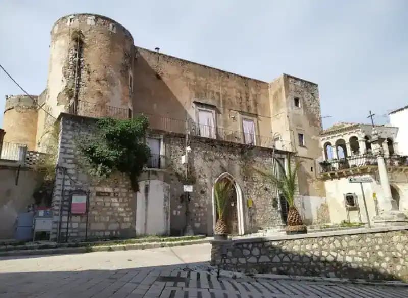 Normannisch-Aragonesisches Schloss von San Nicandro Garganico — Schlösser