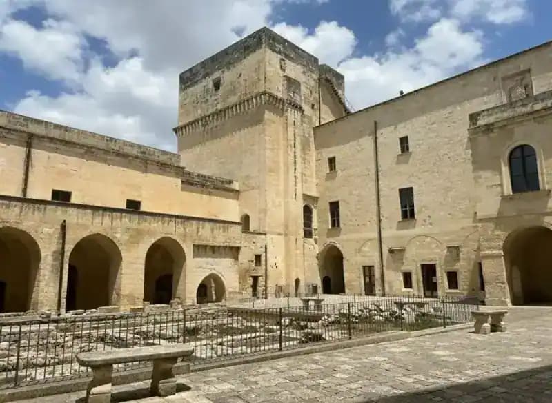 Schloss Karl V. von Lecce — Schlösser