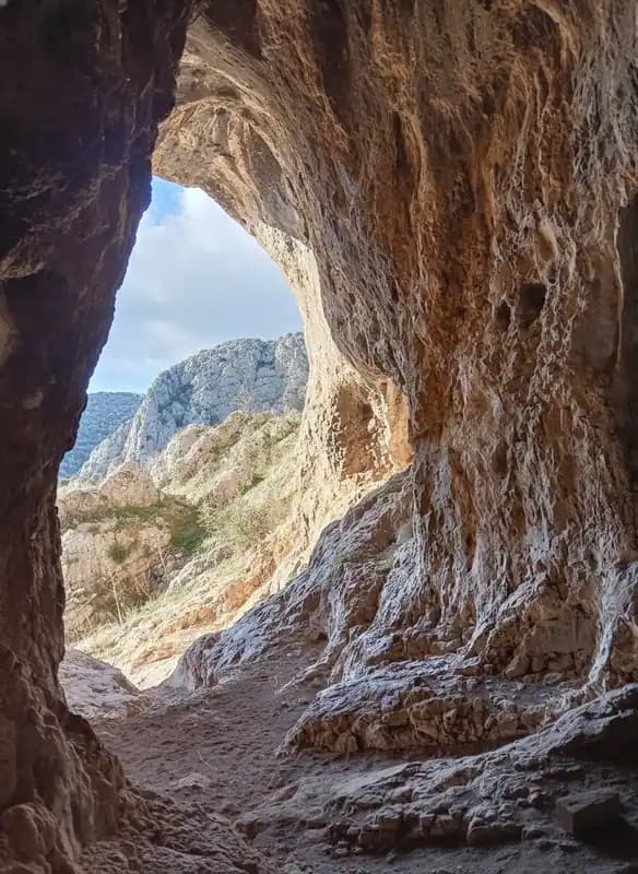 Valle dell'Inferno — Grotte
