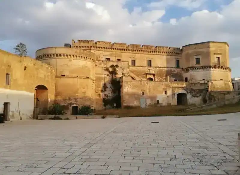 Schloss Massafra — Schlösser