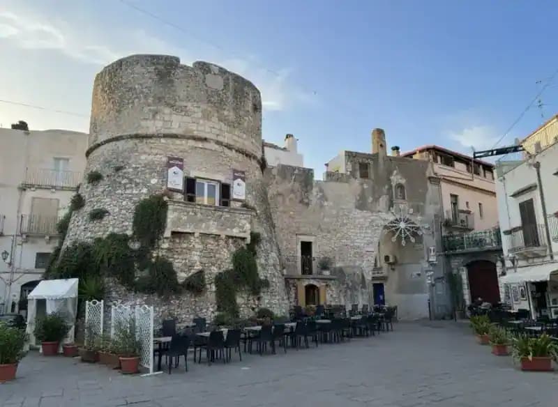 Torre Del Ponte — Torri