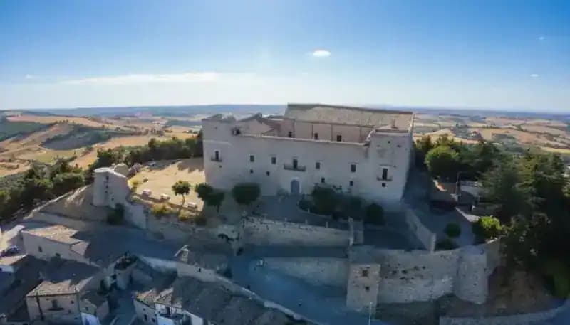 Kaiserliches Schloss von Sant'Agata di Puglia — Schlösser