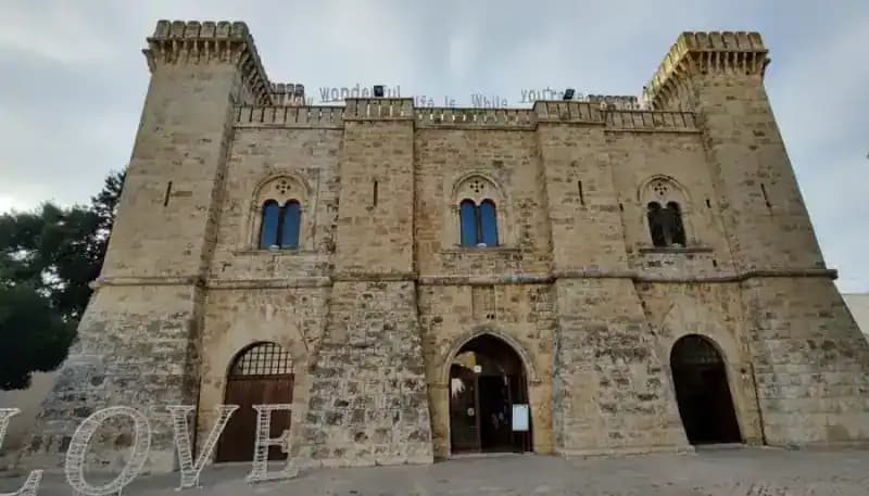 Schloss Caracciolo — Schlösser