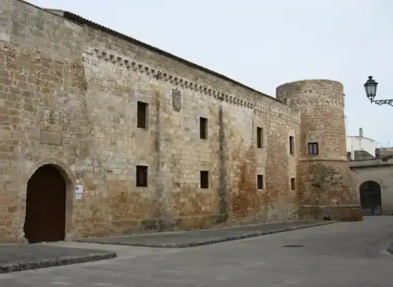 Mittelalterliche Burg von Acquarica del Capo — Schlösser