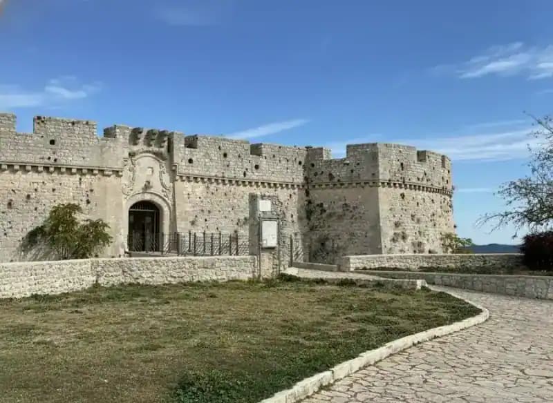 Normannisch-Staufisches Aragonesisches Schloss — Schlösser