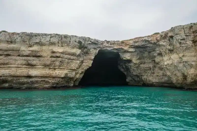 Grotta Sfondata — Meereshöhlen