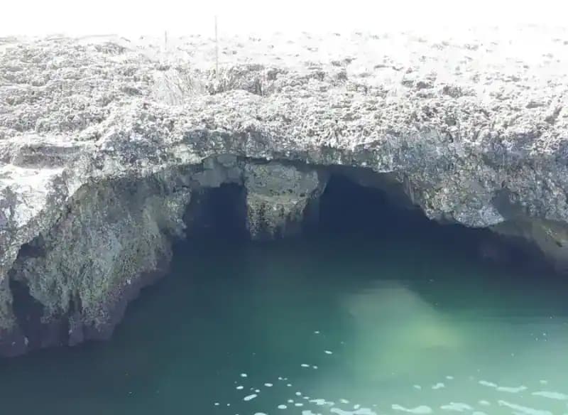 Höhle von Cala di Trabucco — Meereshöhlen
