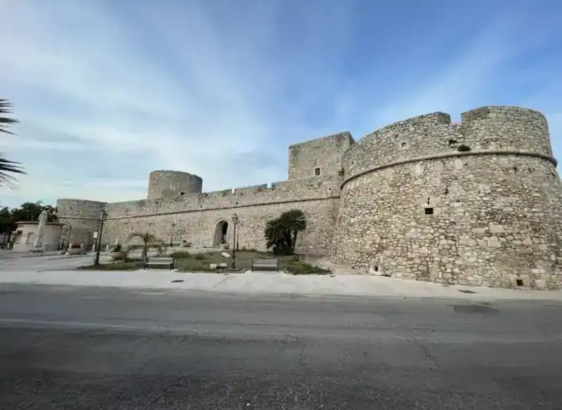 Schloss Manfredonia — Schlösser