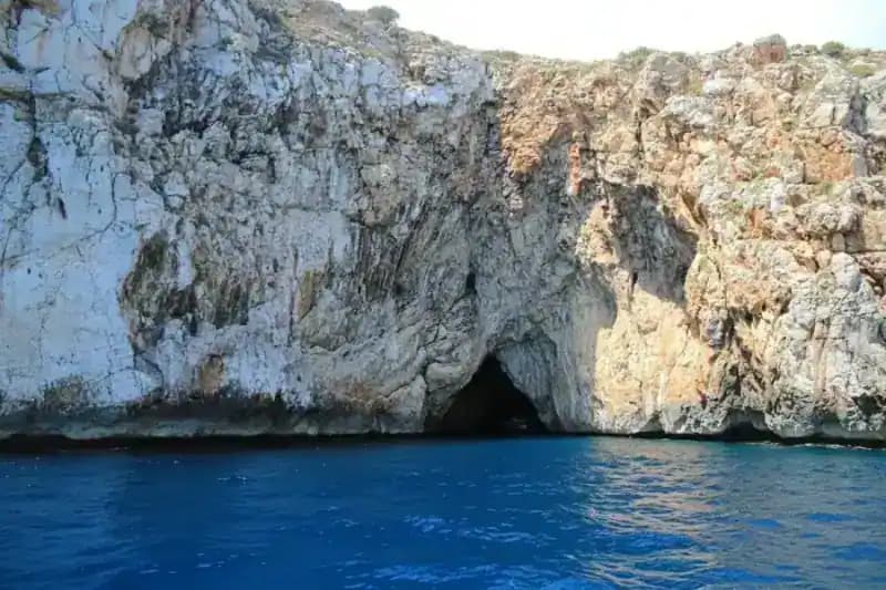 Palombara-Höhle — Meereshöhlen
