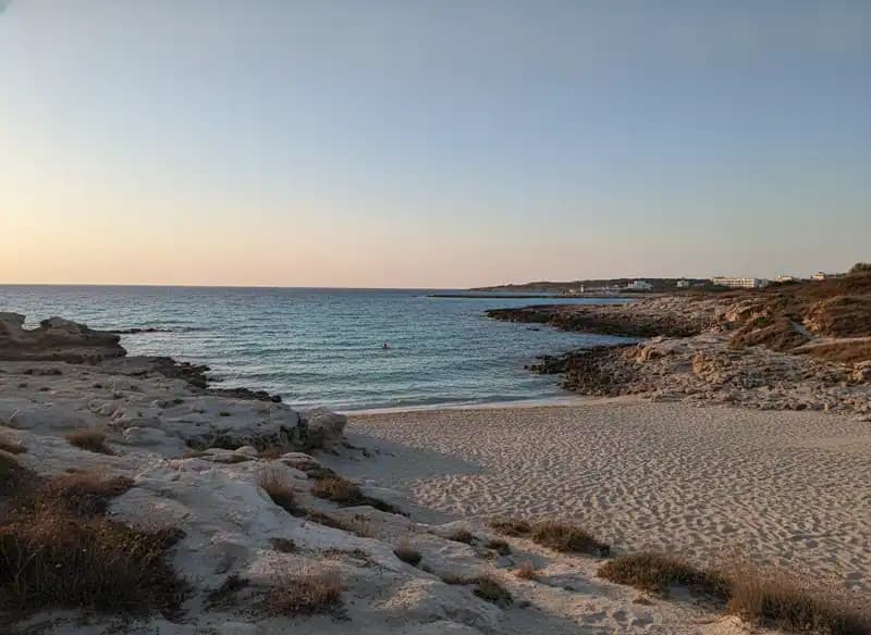 Strand von Rinule — Strand (freier Zugang)