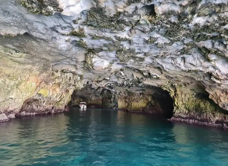 Höhle Stampagnata — Meereshöhlen