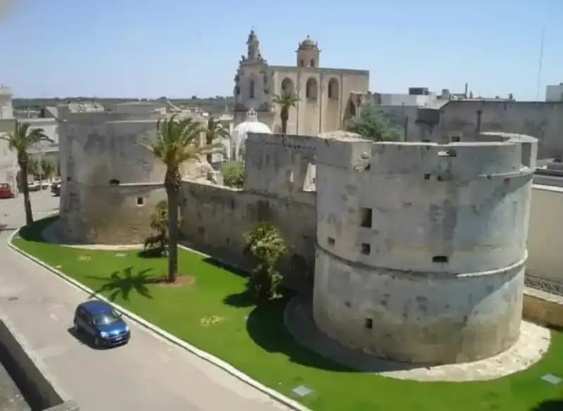 Aragonesisches Schloss Palmariggi — Schlösser