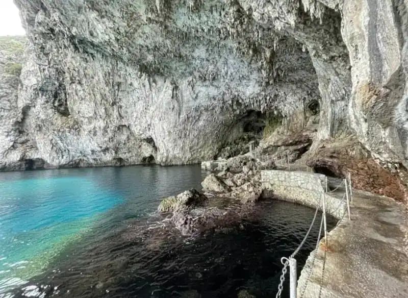 Zinzulusa-Höhle — Meereshöhlen