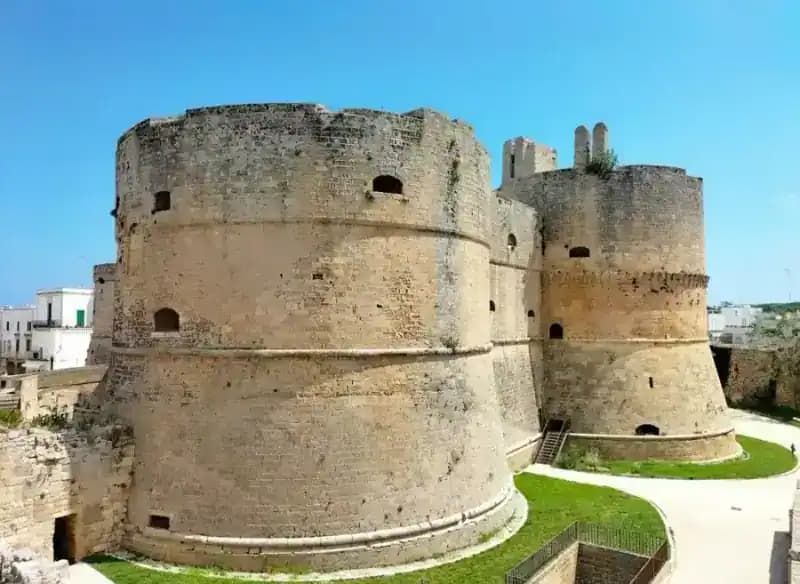Aragonesisches Schloss von Otranto — Schlösser