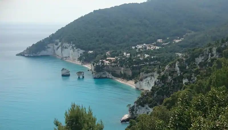 Strand von Cala dell'Aquila — Mattinata